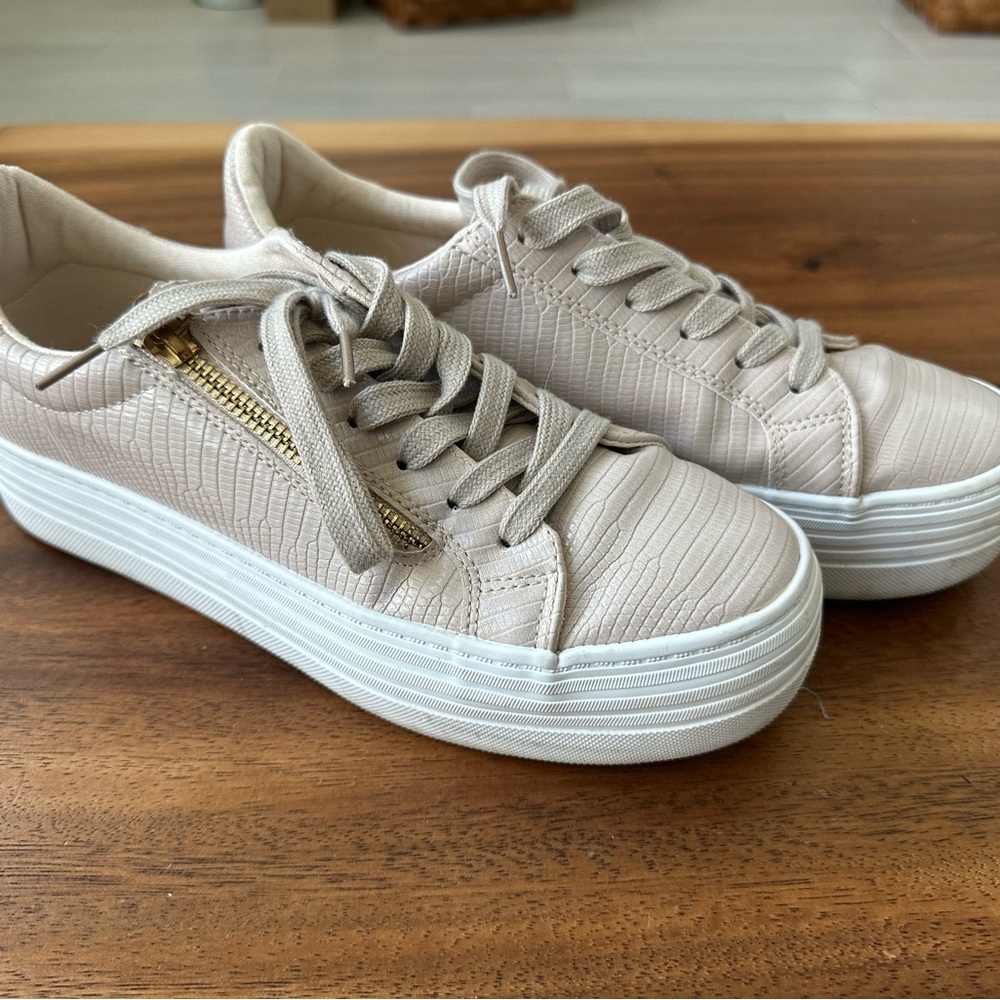 Women’s casual sneakers